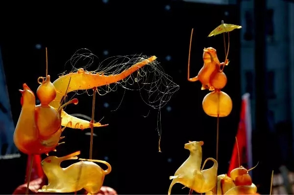 舞龙,棉塑,糖画,茶艺,剪影,捏面人等十几种非遗展示,与非遗传承人